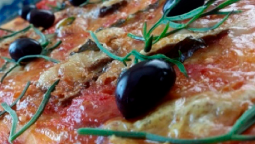 Pizza de queixo con argazo e hinojo marino e olivas negras